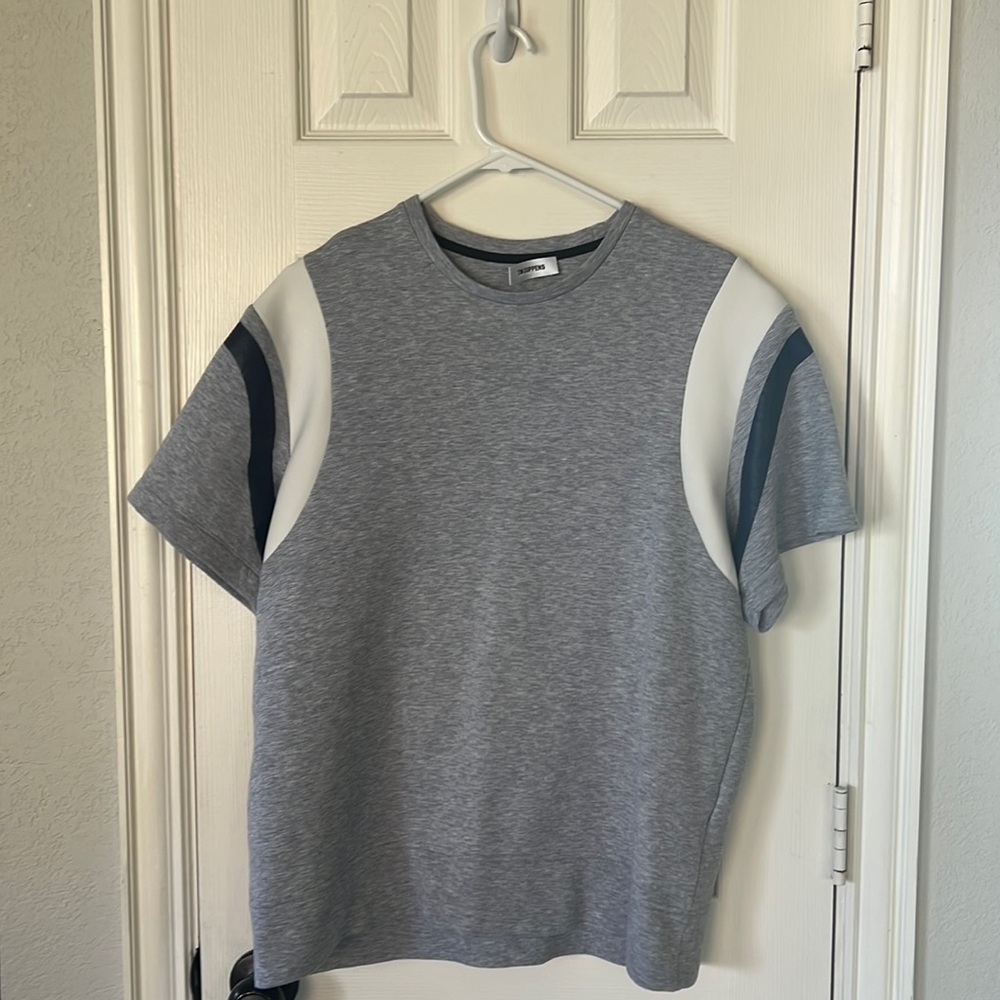 Tim Coppens grey shirt with white and navy shoulder stripes.